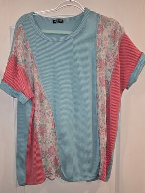 LIKE NEW Womens Floral Ribbed Material Top Size-1X